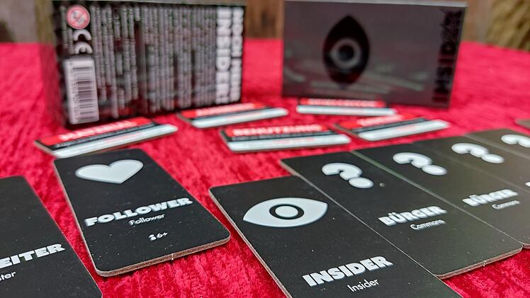 Spiele-Test "Insider Black": Originelle Party-Wortfindespiel von Oink Games