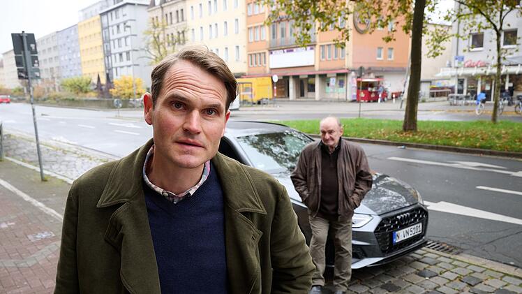 Hauptkommissar Felix Voss (Fabian Hinrichs, vorne) lässt sich von seinem Helfer und Fahrer Fred (Sigi Zimmerschied) zur Befragung von Lisa Blum bringen. War auch sie ein Opfer von Schönfeld?