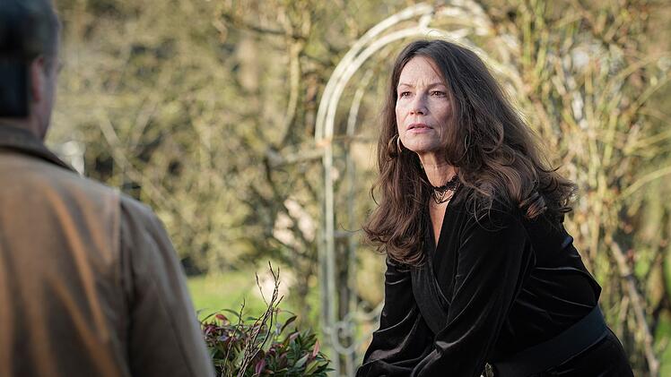 Tatjana Rosinski (Sabine Vitua) bietet ihre Dienste als Medium an. In einer S&eacute;ance zu Beginn des Films ergreift der angebliche Geist von Inge Nolden Besitz von ihrem K&ouml;rper und spricht durch sie eine Morddrohung aus. Das ist nat&uuml;rlich praktisch, findet Polizist Hauke (Hinnerk Sch&ouml;nemann), wenn man es einem Geist in die Schuhe schieben kann.