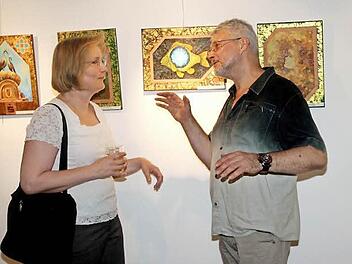 Vladimir Pronin erklärt Dagmar Wennmacher (Freundeskreis Castlebar) die Bilder seiner Schüler.  Foto: jb
