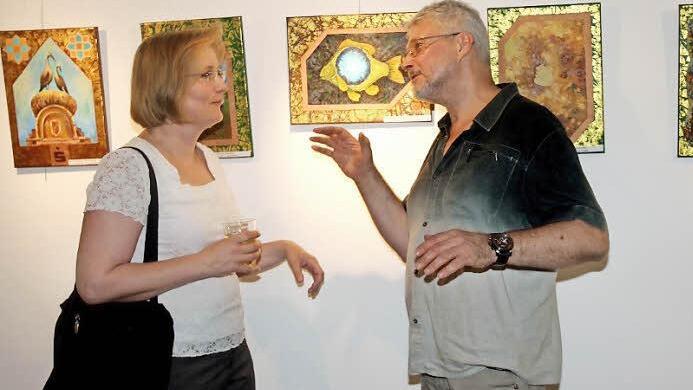 Vladimir Pronin erklärt Dagmar Wennmacher (Freundeskreis Castlebar) die Bilder seiner Schüler.  Foto: jb