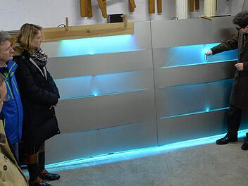 Aluminiumbleche, die ein Geflecht darstellen sollen und verschiedenfarbig illuminiert werden können: Der Architekt stellte im Vorfeld der Stadtratssitzung seine Gestaltungsidee für die Unterführung in der Coburger Straße vor. Alle Fotos: Ronald Rinklef