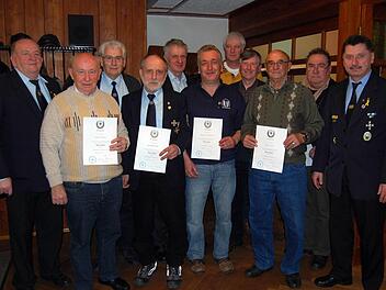 Kreisvorsitzender Klaus Lutz (r.) und der Vorsitzende der Kameradschaft Frankenbrunn, Gerhard Heilmann (v. l.), ehrten Alfred Emmel, Eugen Baumgart, Reinhold Zier, Edwin Meder, Hubertus Heinrich, Herbert Marschhäuser, Hermann Umkehr, Ernst Wald, Anton Vogler.  Foto: Straub