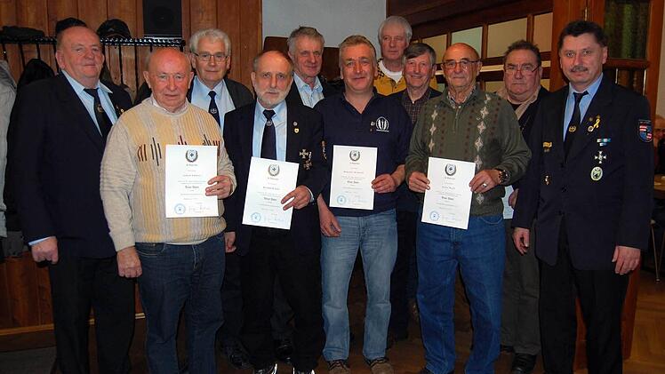 Kreisvorsitzender Klaus Lutz (r.) und der Vorsitzende der Kameradschaft Frankenbrunn, Gerhard Heilmann (v. l.), ehrten Alfred Emmel, Eugen Baumgart, Reinhold Zier, Edwin Meder, Hubertus Heinrich, Herbert Marschhäuser, Hermann Umkehr, Ernst Wald, Anton Vogler.  Foto: Straub