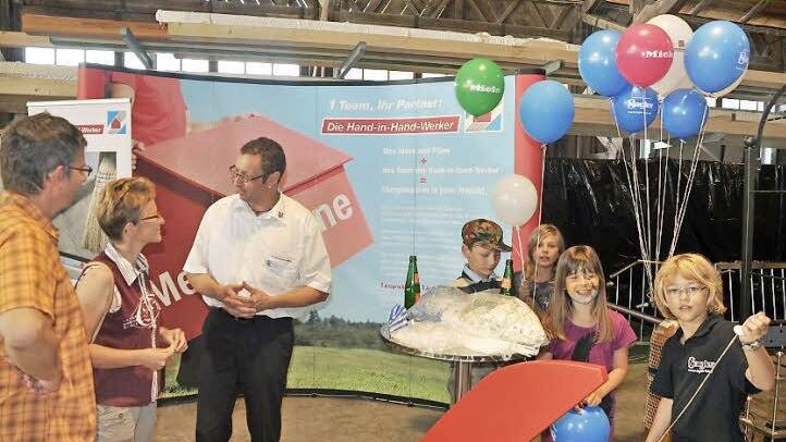 Hand-in-Handwerker-Teamchef Richard Rückel im Gespräch mit seinen Kunden.   Fotos: Archiv