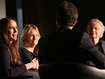 Die Autoren (v. l.) Tanja Kinkel, Kirsten Boie und Paul Maar. Mit dem Rücken zum Betrachter Moderator Frank Förtsch von der MGO. Fotos: Barbara Herbst