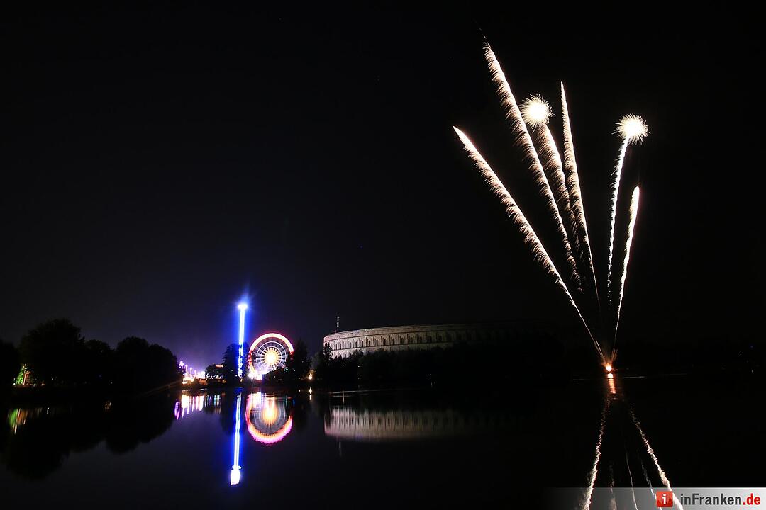 Abschlussfeuerwerk beim Nürnberger Volksfest