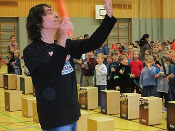 Sein Erlebnistrommeln mit der Grundschule am Mönchsturm kann Uwe Pfausch als vollen Erfolg mit nach Hause nehmen. Winfried Ehling
