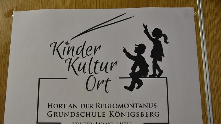 Das Logo des Kinder-Kultur-Hortes zeigt ein guckendes und staunendes Schülerpaar.