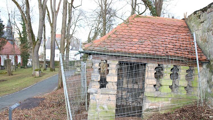 Die Negelein'sche Gruft ist seit Jahren marode und mit Bauzäunen abgesperrt.Foto: Katrin Geyer