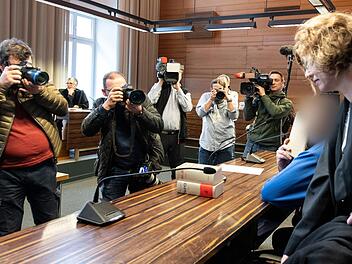 Der wegen Kindesmissbrauchs Angeklagte sitzt im Saal des Landgerichts. Nach dem jahrelangen Missbrauch eines Jungen begann der erste Prozess. Der Junge wurde laut Polizei von seiner Mutter und deren Lebensgefährten Männern gegen Geld für Vergewaltigungen in Staufen überlassen. Foto: Patrick Seeger/dpa