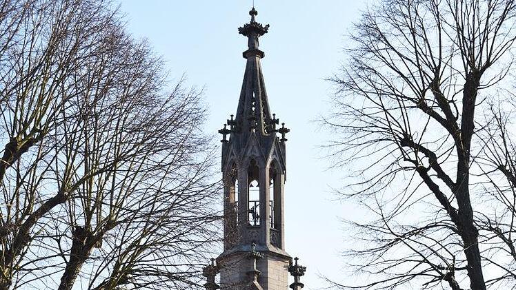 Die aus Sandstein erbaute, neugotische Kirchhofkapelle wacht über die Grabstätten und ist das Schmuckstück des Städtischen Friedhofs.