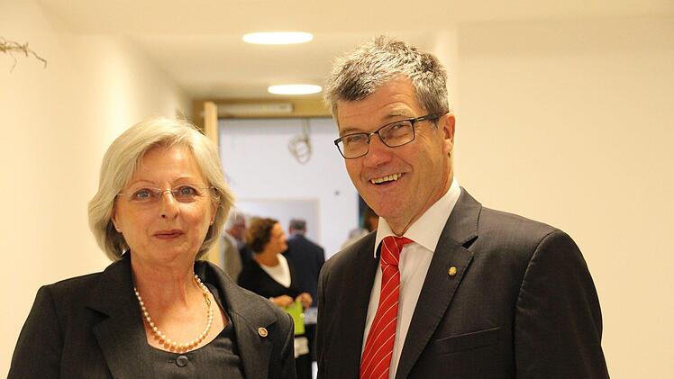 Vera Romahn, langjährige zweite Vorsitzende des Vereins Lebensraum, und Norbert Hartz vom Caritasverband. Foto: Simone Bastian