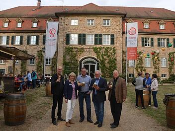 Das Salinenfest ist eröffnet. Unser Bild zeigt Oberbürgermeister Kay Blankenburg, Museumsleiterin Annette Späth, den neuen Festwirt Markus Sammeter, Bürgermeister Thomas Leiner und Kulturreferent Peter Weidisch. Foto: Peter Rauch