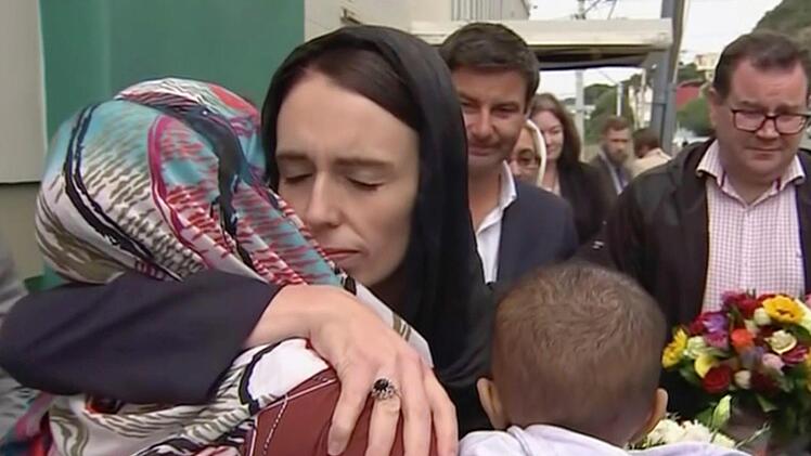 Jacinda Ardern, Premierministerin von Neuseeland, tröstet eine Frau während ihres Besuchs der Kilbirnie-Mosche. Sie trägt Kopftuch als Zeichen der Solidarität. Foto: unicredited/dpa