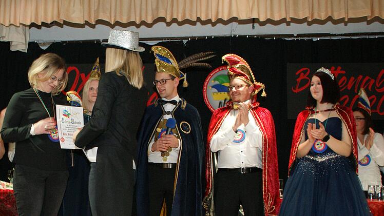 Ein wahrlich närrisches Bühnenprogramm haben die Neukenrother  anlässlich ihres Jubiläumsbüttenabends auf die Beine gestellt. Foto: Joachim Beez