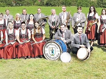 Die aktiven Musikerinnen und Musiker des MV Rothenkirchen mit Dirigent Daniel Hilbert (rechts)  Foto: Karl-Heinz Hofmann