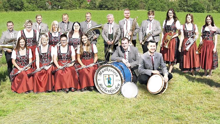 Die aktiven Musikerinnen und Musiker des MV Rothenkirchen mit Dirigent Daniel Hilbert (rechts)  Foto: Karl-Heinz Hofmann