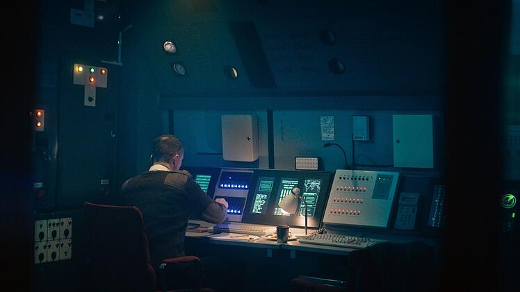 Der US-Staatsapparat ist immer f&uuml;r ein Geheimnis gut. Der Milit&auml;rst&uuml;tzpunkt Area 51 in Nevada wurde so zum mythischen Ort voller Aliens. "Secrets Declassified mit David Duchovny" schaut in die Akten, was an den Theorien dran ist. Im History Channel muss man sich aber immer fragen, geht es hier um Fakten oder doch nur weitere Mythenbildung?