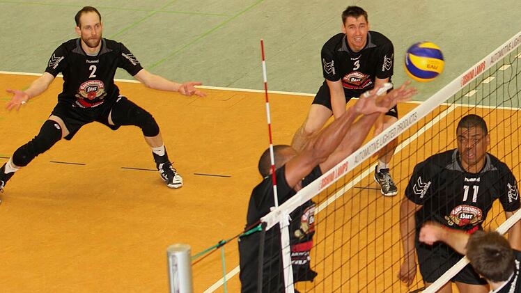 Teamwork und volle Konzentration auf das Ziel Meisterschaft sind gefragt beim VC Eschenbacher Eltmann in der Endphase der Saison, so wie in dieser Szene aus dem vergangenen Match gegen den MTV München. Spielertrainer Heriberto Quero (links am Netz) blockt den Angriff der Gäste ab, Christian Nowak (Nummer 2), Marko Henke (Nummer 3) und Kenneth Blanca (Nummer 11) sichern für den Fall der Fälle ab.