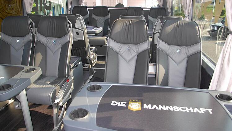Der Mannschaftsbus verfügt auch über mehrere 4er-Sitzgruppen, in denen sich die Nationalspieler bequem gegenübersitzen können. Foto: Oliver Schmidt