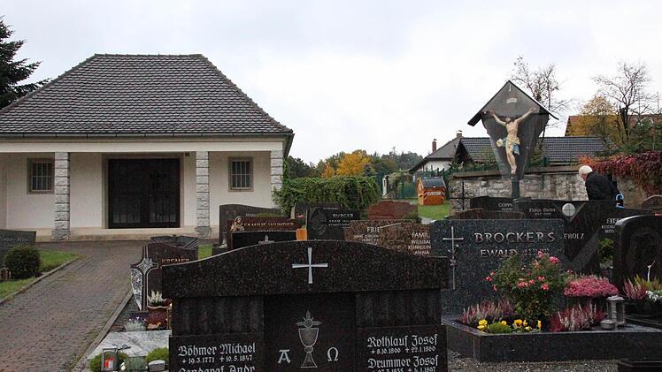 Eine Zufahrt zum Friedhof in Zeyern gibt es zwischen Leichenhaus und Friedhofskreuz. Foto: Friedwald Schedel