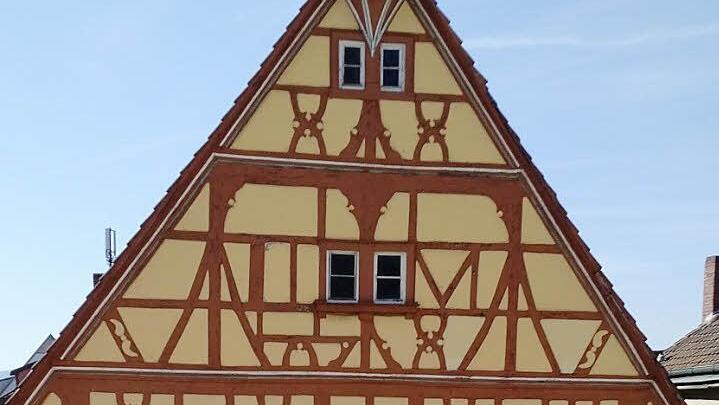 Stadtbildprägend, aber leider zutiefst marode ist der Hunderte von Jahren alte Fachwerkbau im Zentrum der Stadt. Sollte Haßfurt wirklich ausgerechnet hier sparsam sein und geizen? Foto: Stadt Haßfurt