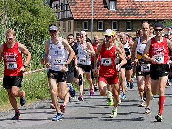 Der Start zum Hauptlauf und Halbmarathon, links der Sieger über 11,8 Kilometer, Christian Gründel, daneben Martin Militzke (Nummer 443), Dritter beim Halbmarathon, Halbmarathon-Sieger Markus Unsleber (578), der Zweite im Hauptlauf, Uli Pfuhlmann (486), und Uwe Bäuerlein (427), Zweiter des Halbmarathons