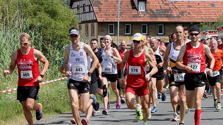 Der Start zum Hauptlauf und Halbmarathon, links der Sieger über 11,8 Kilometer, Christian Gründel, daneben Martin Militzke (Nummer 443), Dritter beim Halbmarathon, Halbmarathon-Sieger Markus Unsleber (578), der Zweite im Hauptlauf, Uli Pfuhlmann (486), und Uwe Bäuerlein (427), Zweiter des Halbmarathons
