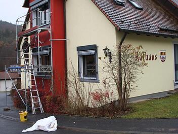 Am Rathaus in Zeitlofs wird im Moment gearbeitet. Foto: Ulrike Müller