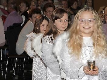 Die drei Eggolsheimer Weihnachtsengel trugen beim Kathreinstanz ein Gedicht vor. Foto: Mathias Erlwein