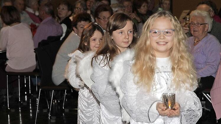Die drei Eggolsheimer Weihnachtsengel trugen beim Kathreinstanz ein Gedicht vor. Foto: Mathias Erlwein