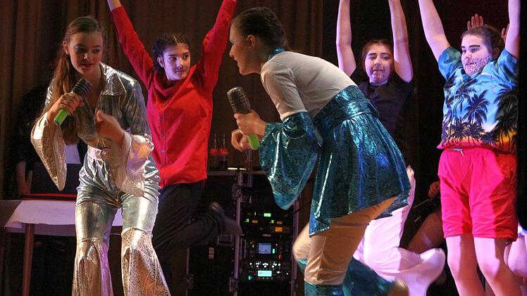 Teenies mit Showtanz Mama Mia.Thomas Dill