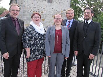 Maria Engel ist als Geschäftsführerin der Evangelischen Bildungswerkes Coburg eingeführt (von links): Dekan Andreas Kleefeld, die stellvertretende EBW-Vorsitzende Christine Liebst, Maria Engel, Pfarrer Dieter Stößlein, Pfarrer Christian Rosenzweig.  Foto: Martin Koch