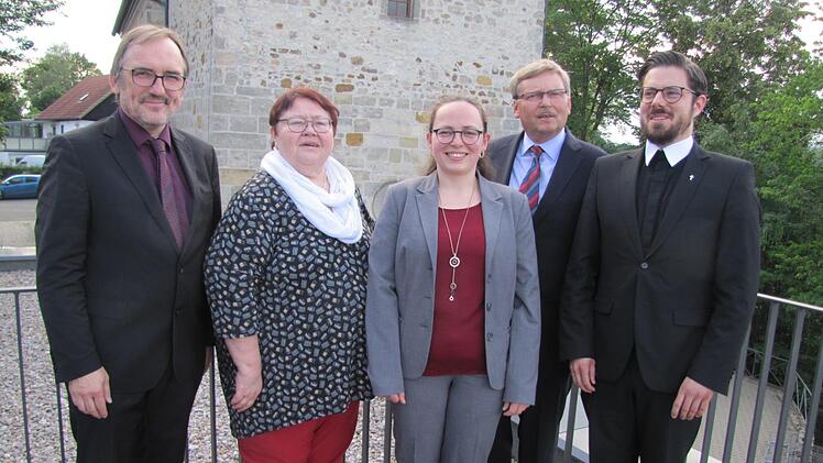 Maria Engel ist als Geschäftsführerin der Evangelischen Bildungswerkes Coburg eingeführt (von links): Dekan Andreas Kleefeld, die stellvertretende EBW-Vorsitzende Christine Liebst, Maria Engel, Pfarrer Dieter Stößlein, Pfarrer Christian Rosenzweig.  Foto: Martin Koch
