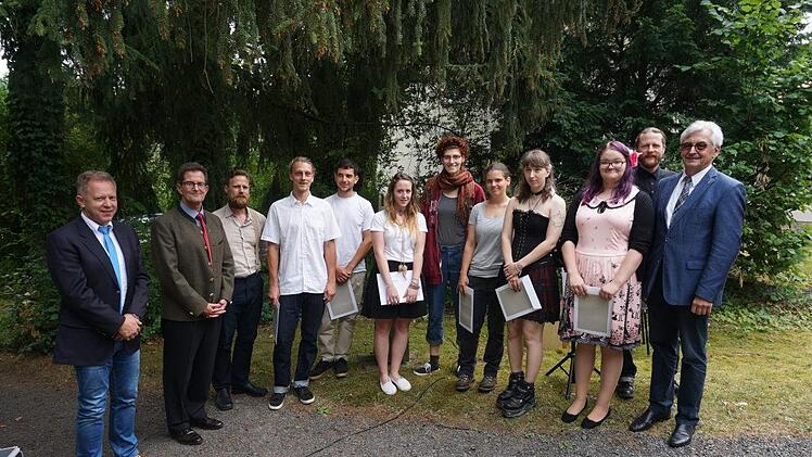 Schulabschluss an der Staatlichen Berufsfachschule für Holzbildhauer in Bischofsheim. Das Bild zeigt von links: Martin Bühner (Künstlerischer Leister), Peter Suckfüll (stellvertretender Landrat), Herwig Kemmerich (Lehrer), Michel Stenzel (Schönau), Constanin Stähr (Fulda), Luisa Hawener (Riedenberg), Marie Kienemund (Kreuzlingen/Schweiz), Anne Münter (Marburg), Gesine Noll (Gauersheim) und Isabell Weißhaupt (Ochsenfurt), Michael Kühnert (Lehrer) und Schulleiter Kurt Haßfurter. Foto: Marion Ec...