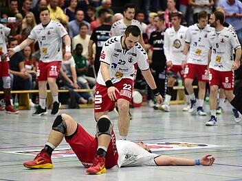 Groß war der Frust bei Franziskus Gerr (am Boden liegend), Léon Rastner (stehend dahinter) und den restlichen Spielern des HSC Bad Neustadt nach der deutlichen 24:32-Niederlage im Relegations-Rückspiel gegen den TSV Blaustein. Anand Anders