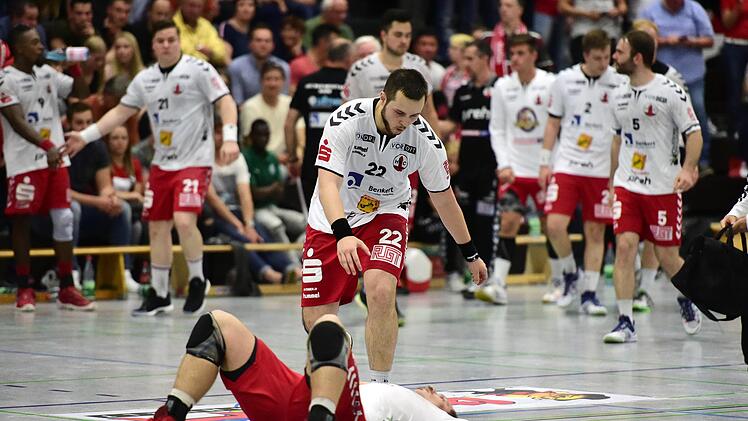 Groß war der Frust bei Franziskus Gerr (am Boden liegend), Léon Rastner (stehend dahinter) und den restlichen Spielern des HSC Bad Neustadt nach der deutlichen 24:32-Niederlage im Relegations-Rückspiel gegen den TSV Blaustein. Anand Anders