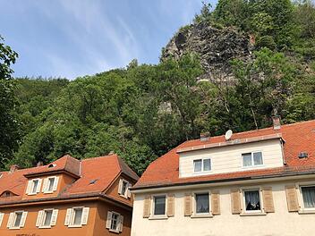 In Bad Berneck im Landkreis Bayreuth l&ouml;ste sich am Sonntag ein Felsbrocken. Mehrere H&auml;user mussten evakuiert werden. Foto: NEWS5 / Fricke