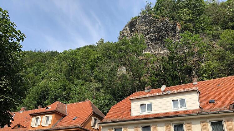 In Bad Berneck im Landkreis Bayreuth l&ouml;ste sich am Sonntag ein Felsbrocken. Mehrere H&auml;user mussten evakuiert werden. Foto: NEWS5 / Fricke