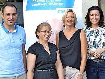 Lilo Stubenrauch (Zweite von links) wurde einstimmig zur CSU-Bürgermeisterkandidatin der Gemeinde Kirchlauter gewählt. Dazu gratulierten (von links) die stellvertretenden CSU-Kreisvorsitzenden Holger Baunacher und Heidi Müller-Gärtner sowie Dorothee Bär.  Foto: Günther Geiling