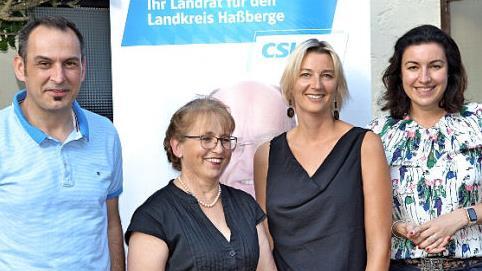 Lilo Stubenrauch (Zweite von links) wurde einstimmig zur CSU-Bürgermeisterkandidatin der Gemeinde Kirchlauter gewählt. Dazu gratulierten (von links) die stellvertretenden CSU-Kreisvorsitzenden Holger Baunacher und Heidi Müller-Gärtner sowie Dorothee Bär.  Foto: Günther Geiling