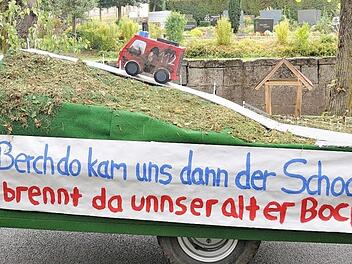 Blöd, wenn die Feuerwehr zum Brand ihres eigenen Fahrzeugs ausrücken muss ... einen Kerwawagen war die Geschichte aber allemal wert.