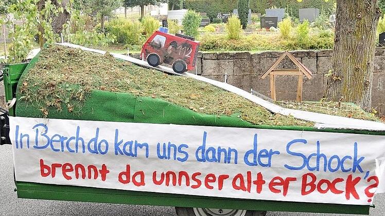 Blöd, wenn die Feuerwehr zum Brand ihres eigenen Fahrzeugs ausrücken muss ... einen Kerwawagen war die Geschichte aber allemal wert.
