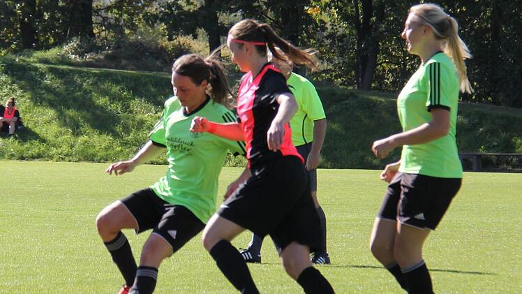 Jasmin Schuster behauptet den Ball.