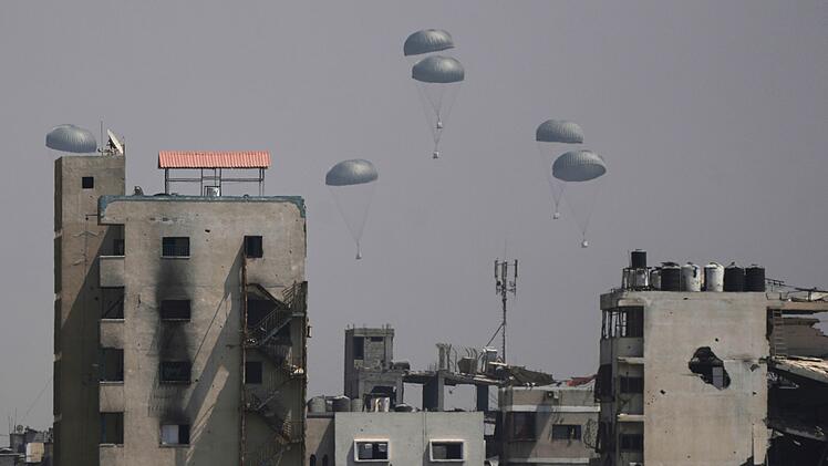 Regierung startet Luftbrücke und erhöht Druck auf Israel