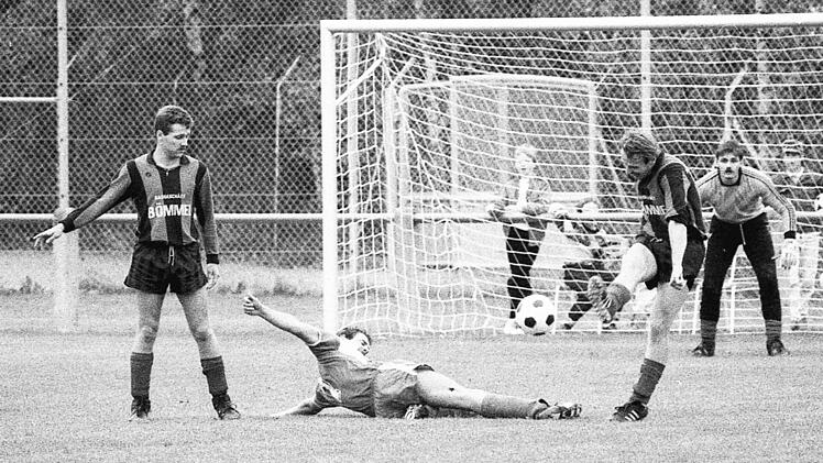 N&uuml;dlingens Keeper Sascha Wittgen braucht hier nicht zu kl&auml;ren, zwei Teamkollegen kl&auml;ren hier gemeinsam gegen einen Ramsthaler.