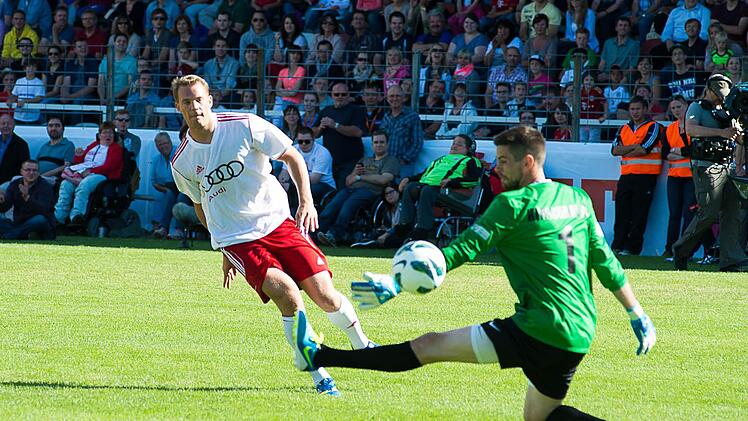 Manuel Neuer macht ein Tor gegen Thorsten Kirschbaum. Foto: Tobias Köpplinger