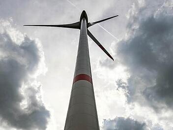 Die dunklen Wolken sollen sich verziehen und die Sonne scheinen - vielmehr natürlich der Wind blasen, damit die zehn Windräder im Sailershäuser Wald gebaut werden können und Strom liefern. Der Landkreis will die Windkraft unbedingt nutzen.  Foto: Symbolbild Hauke-Christian Dittrich/dpa