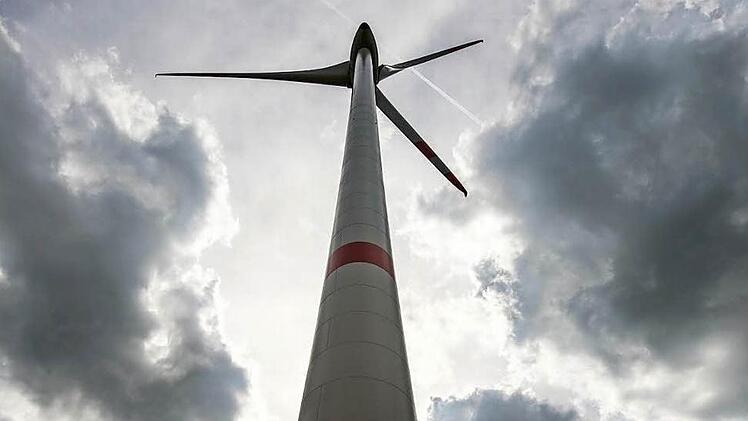 Die dunklen Wolken sollen sich verziehen und die Sonne scheinen - vielmehr natürlich der Wind blasen, damit die zehn Windräder im Sailershäuser Wald gebaut werden können und Strom liefern. Der Landkreis will die Windkraft unbedingt nutzen.  Foto: Symbolbild Hauke-Christian Dittrich/dpa